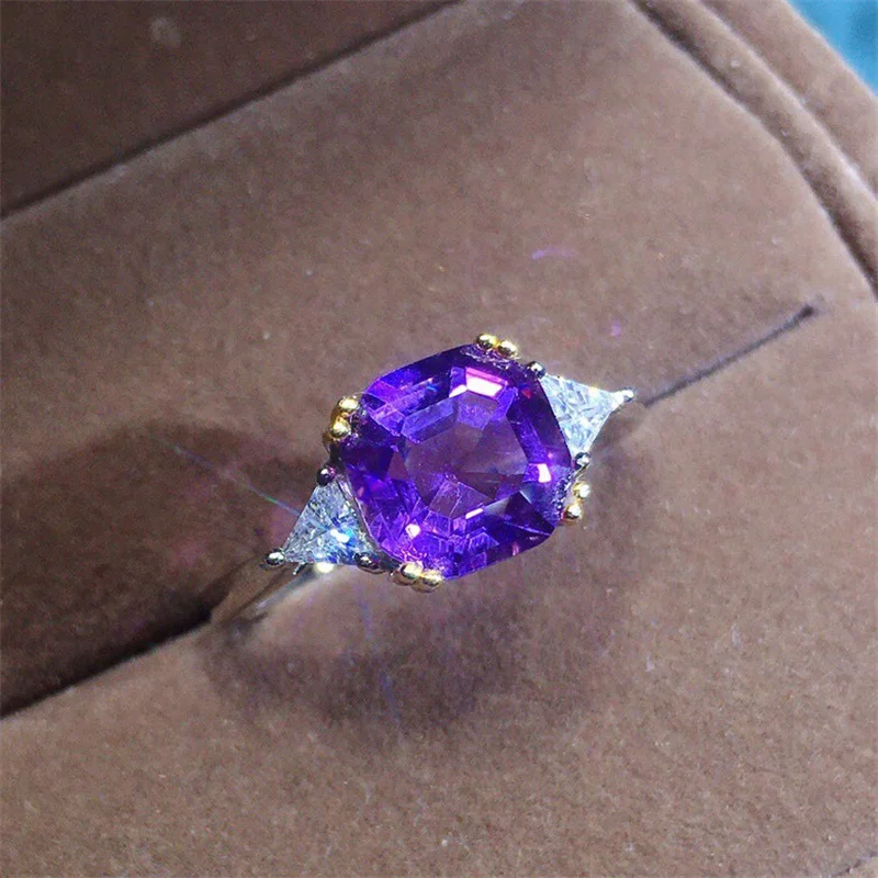 

Женское кольцо из серебра 925 пробы с фиолетовым Цирконом