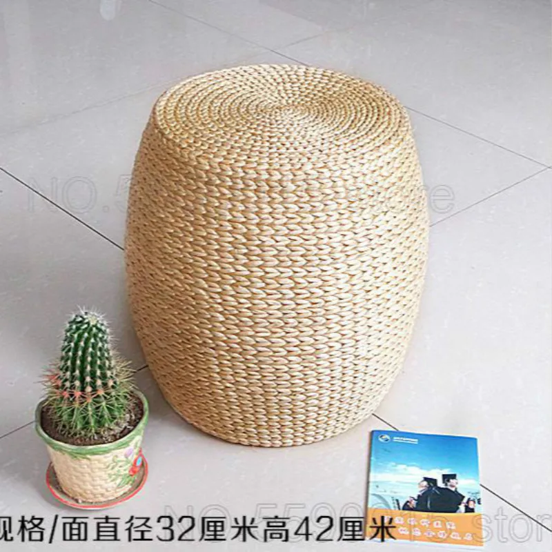 Простая маленькая скамейка из массива дерева круглая ротанга для обуви с