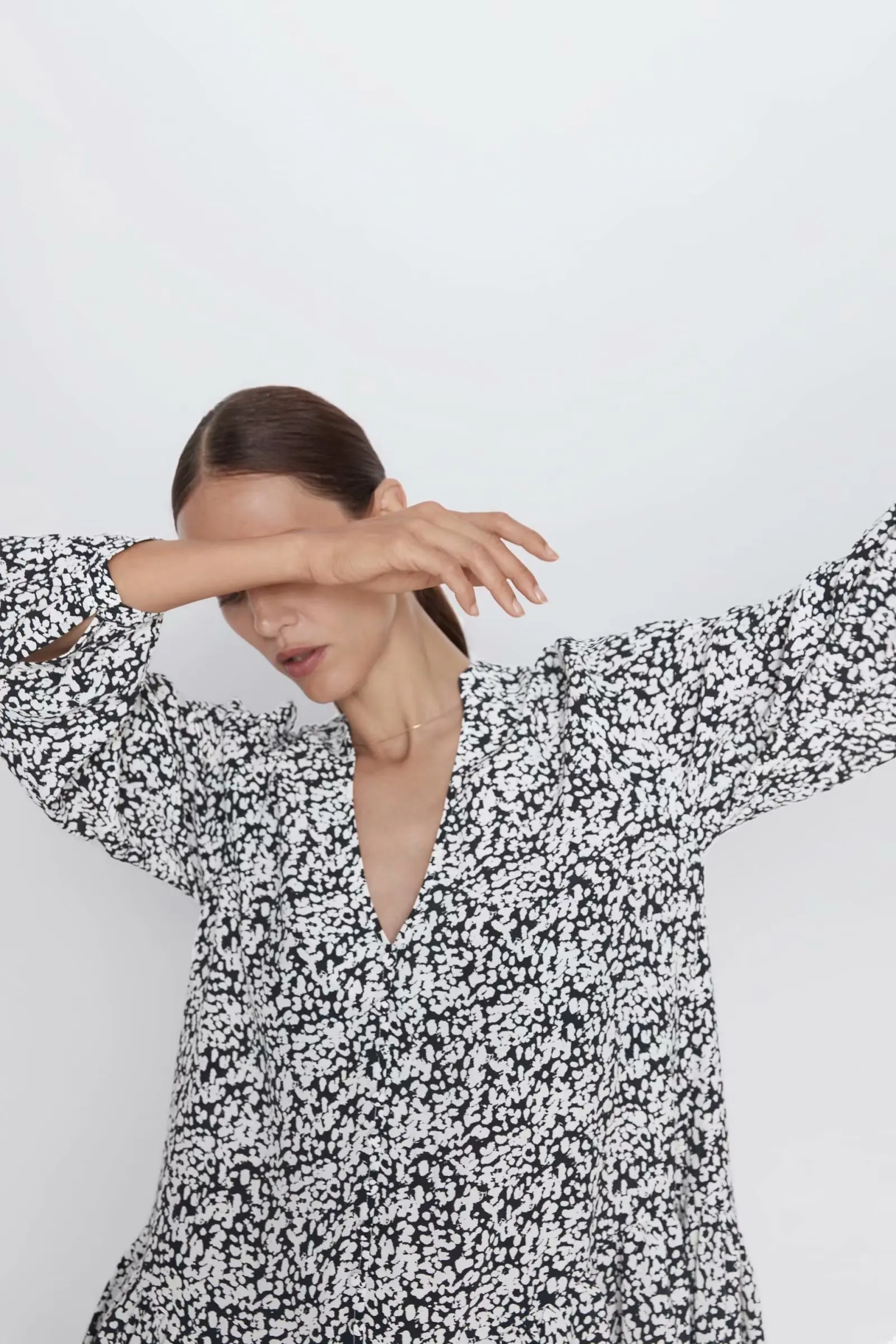 Женское Плиссированное воздушное мини-платье с принтом и v-образным вырезом