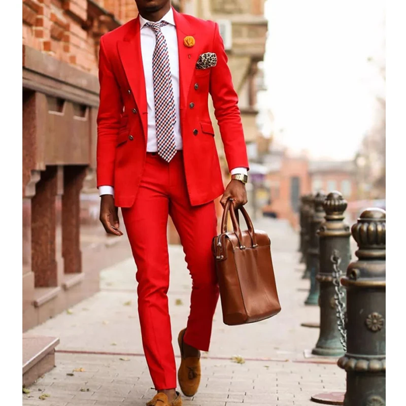 Мужчина в красном костюме