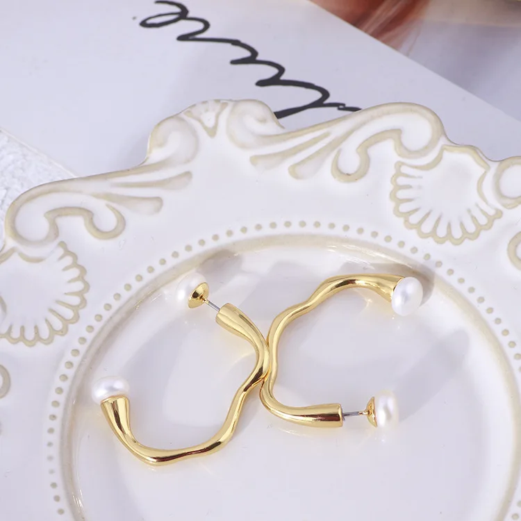 

Fashionable personality U-shaped wave pattern inlaid natural pearl earrings