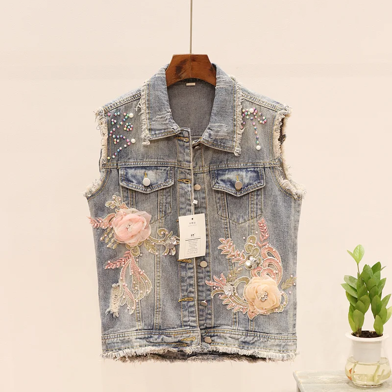 Женский джинсовый жилет облегающий без рукавов с аппликацией из бисера и цветов