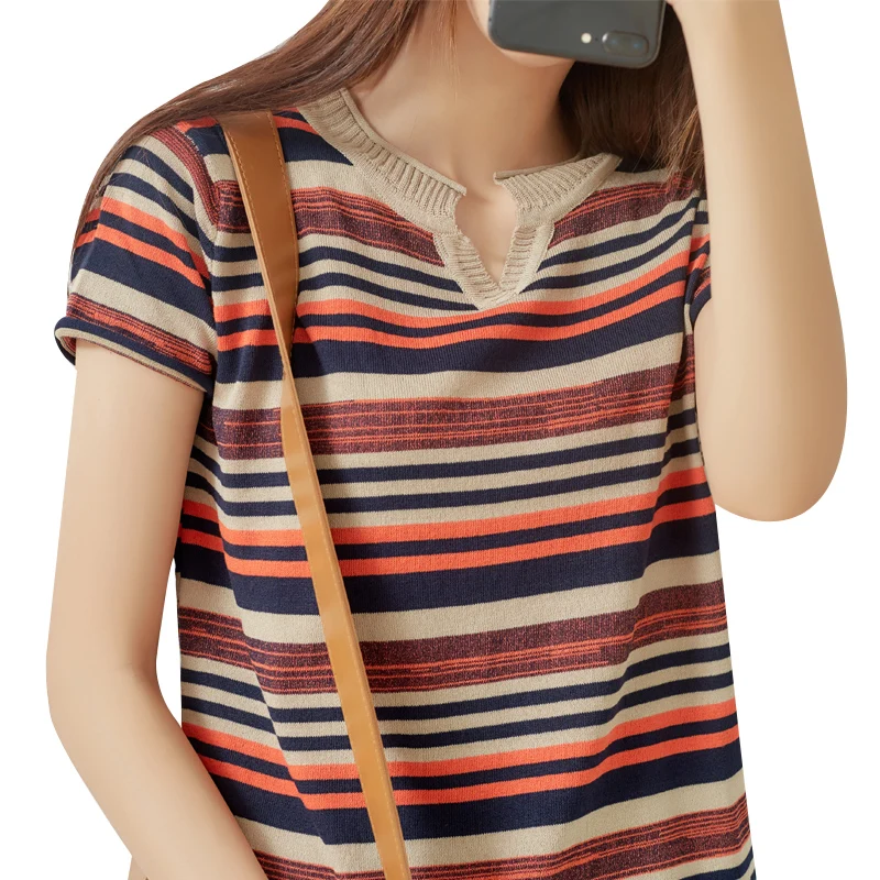 Женская футболка контрастного цвета в радужную полоску с коротким рукавом