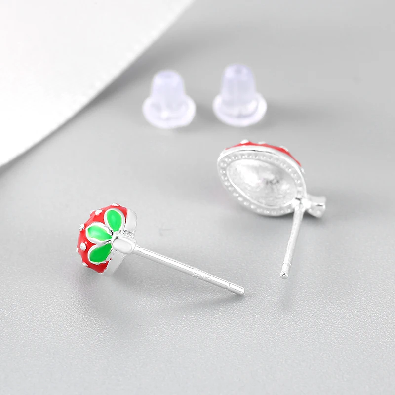 Соблазнительные красные серьги-гвоздики в форме клубники из стерлингового