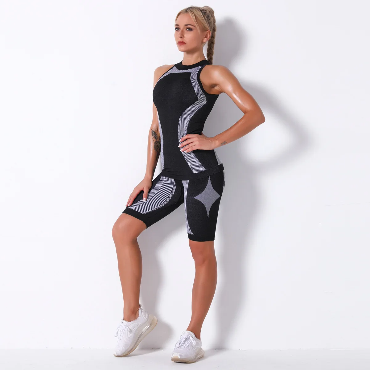 

New Product Seamless Knitted Moisture Wicking Striped Vest Shorts Suit Yoga Pants Sports Fitness Pants Capri Pants Women