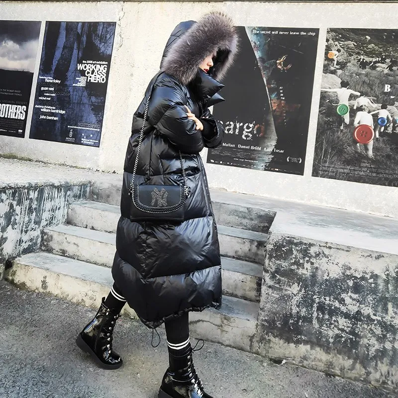 Женский длинный пуховик на белом утином пуху блестящий с капюшоном и воротником