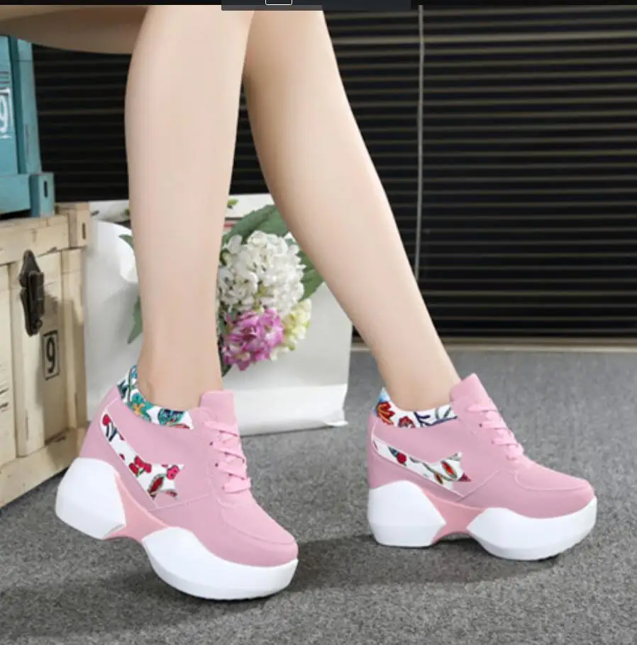 Женские повседневные кроссовки на платформе белые или черные толстой подошве со