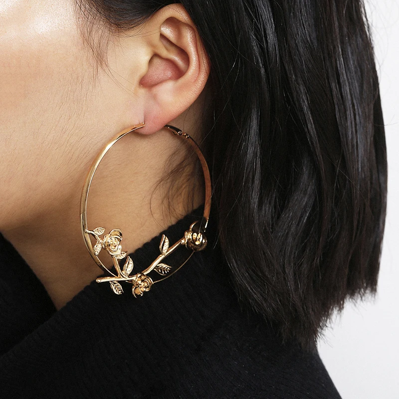 Женские круглые серьги с крупными розами эффектные креативные в виде колец