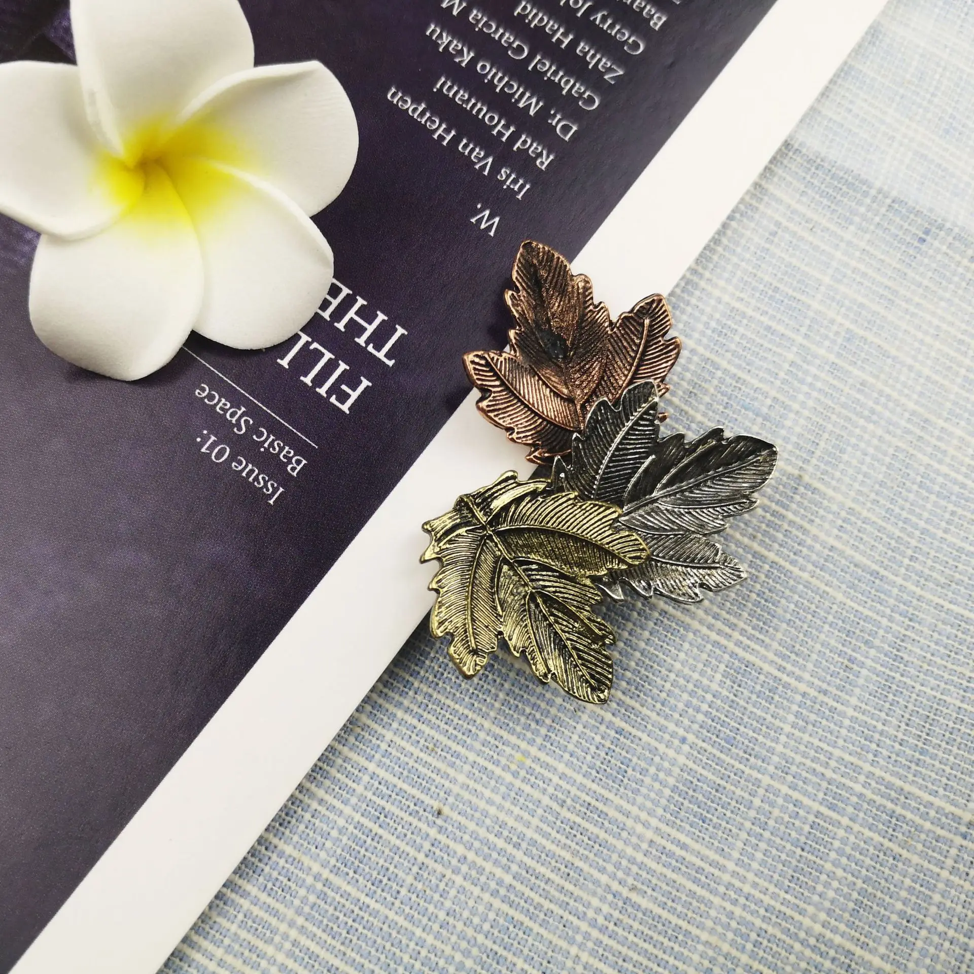 

2021 New Vintage Maple Leaves Broochs Exquisite Three Color Metal Tree Leaf Pins For Women Accessories Party Gift Jewelry