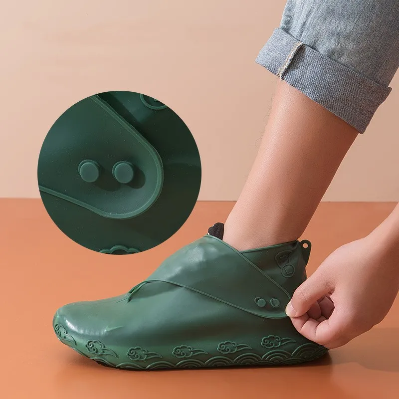 

Зимние водонепроницаемые Нескользящие женские силиконовые сапоги для дождливой погоды многоразовые утолщенные портативные карманные сап...