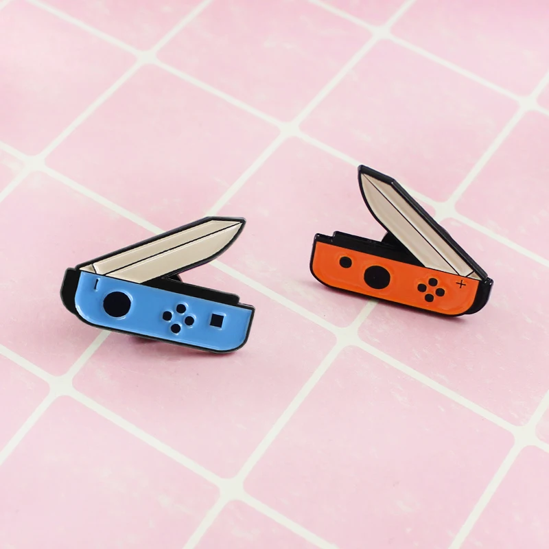 Эмалированная брошь Nintendo switch с ручкой для игр оранжевый синий контрастный цвет