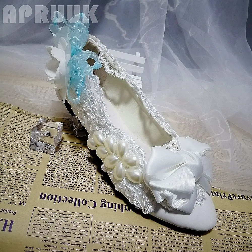 Белое кружевное платье цвета слоновой кости с жемчугом цвет небесно-синий