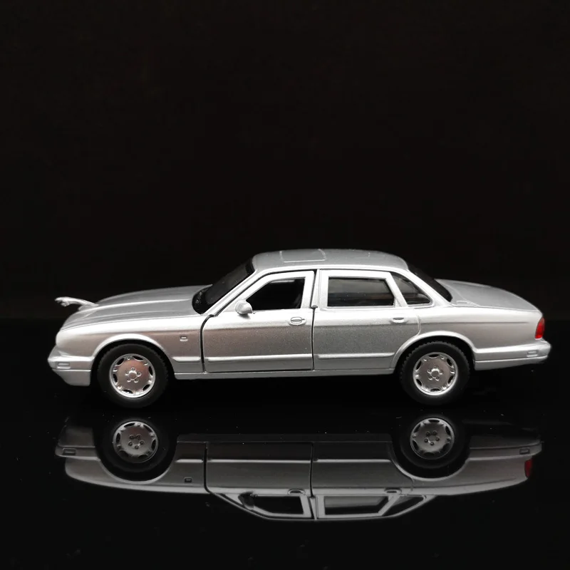 Коллекционная игрушка Jaguar XJ6 коллекционная из сплава в масштабе 1/32 подарок для