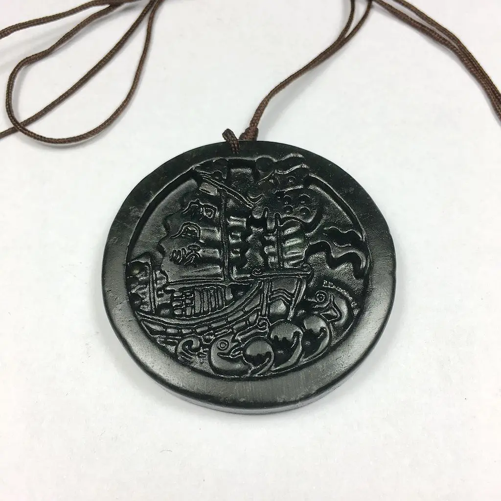 

Подвеска-амулет благословение в виде черно-зеленого халцедона 040