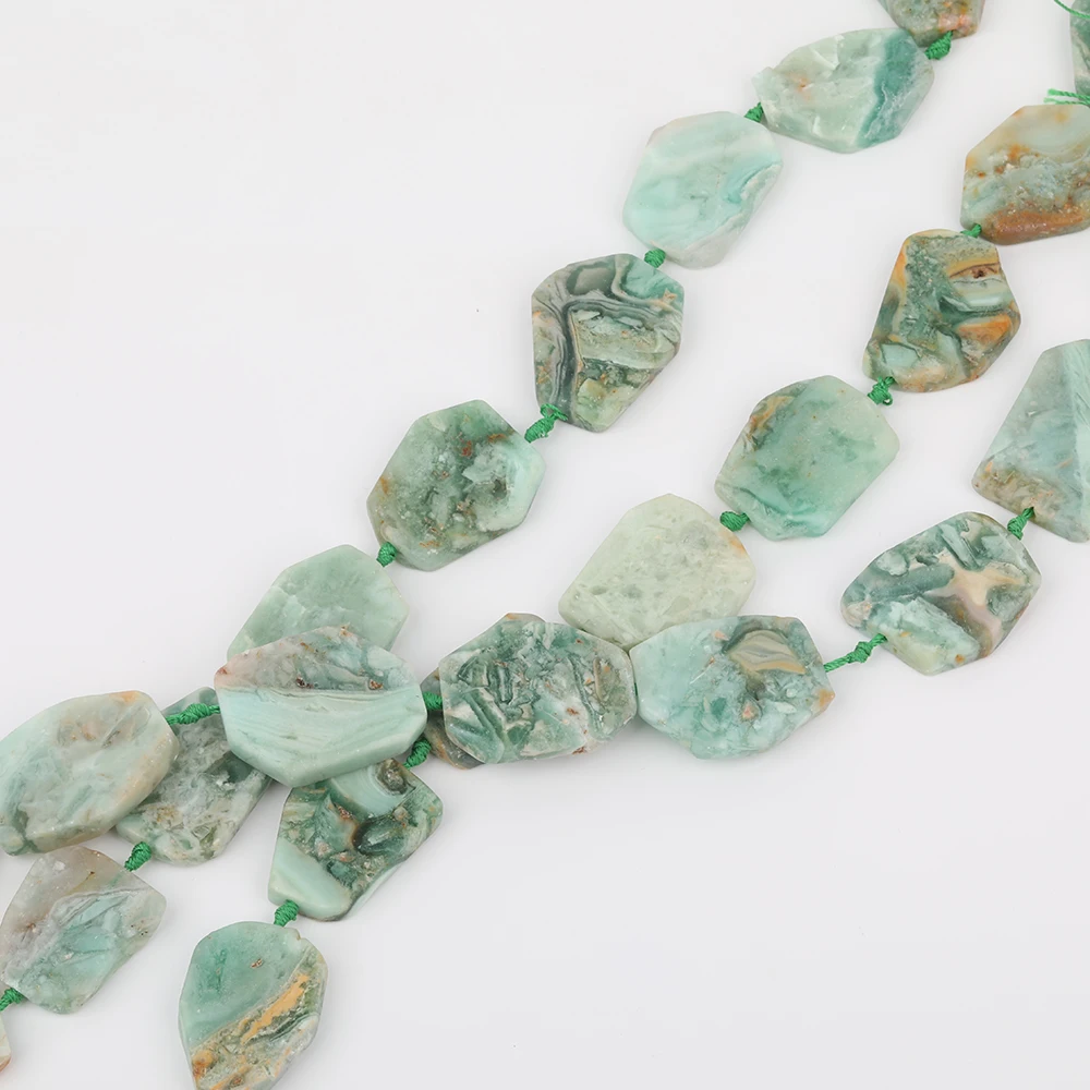 Около 10 шт. в нитке просверленные посередине натуральные зеленые яшмы кусок