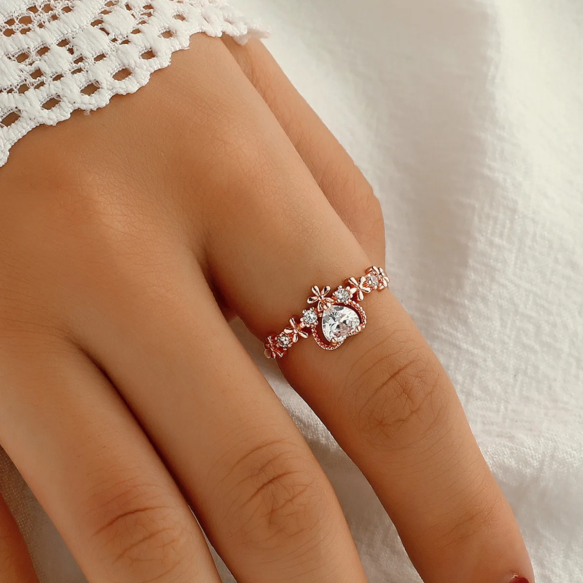 

Retro Zircon Flower Ring Open Love Ring Creative Fresh Niche Personalized Fashion Design Female Suitable For Party Dance Wedding