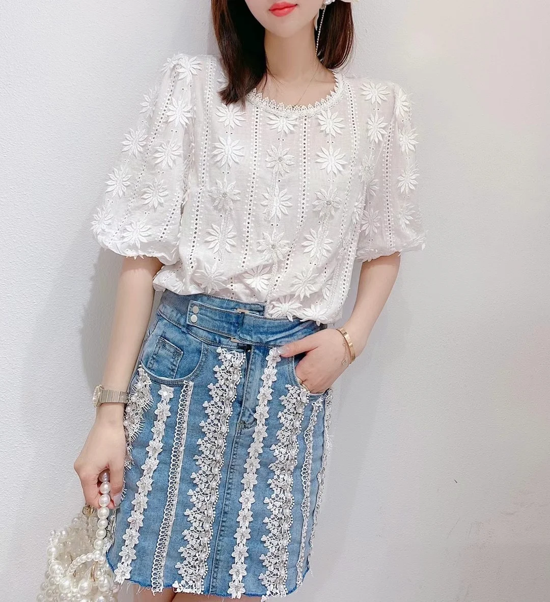 

2021 Summer European New Beads Little Daisy Ladies Blouses Loose Short Sleeve White Lace Women Shirt Fashion Simple Pullover Top