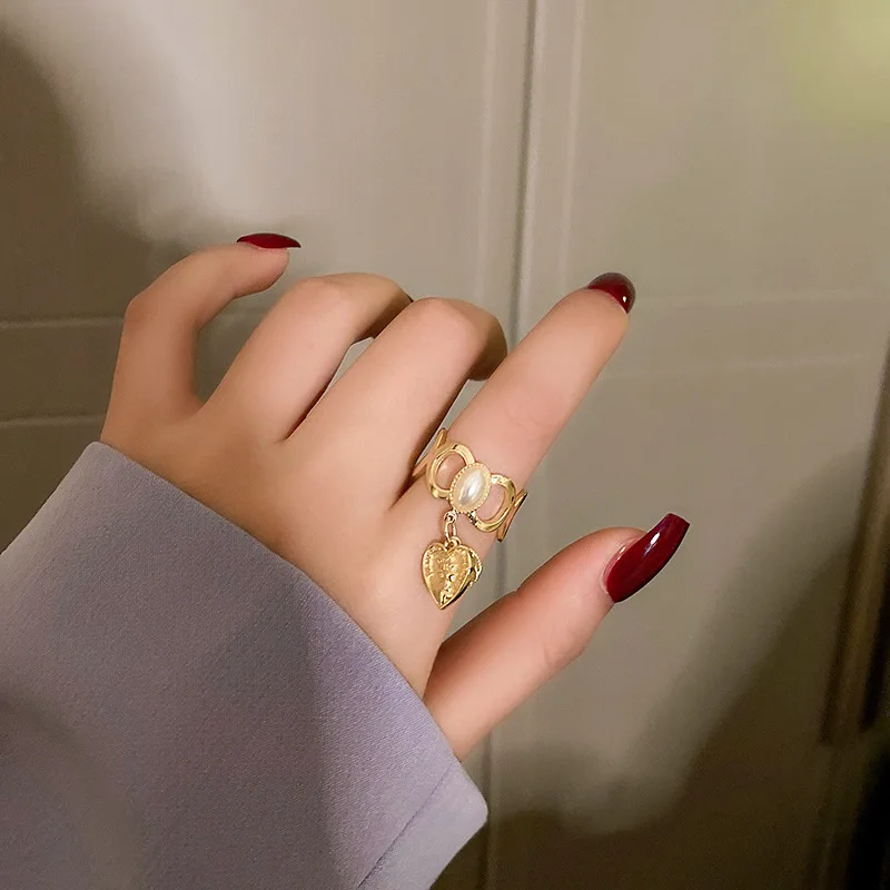 

Real gold electroplating fashion ring with diamond pearl love portrait open ring net temperament design hand jewelry. Female