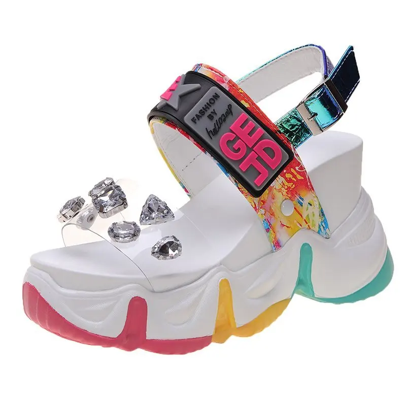 

Женские сандалии на танкетке, прозрачные сандалии из пвх на массивной платформе с кристаллами, радужные сандалии на толстой подошве, Новинк...