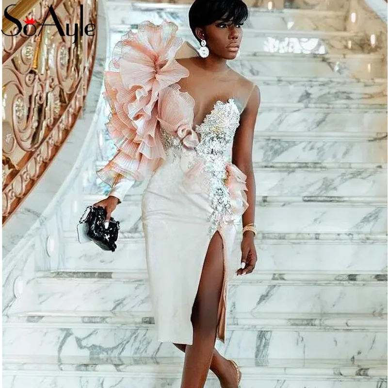 Женское короткое коктейльное платье SoAyle на одно плечо с оборками и бисером для