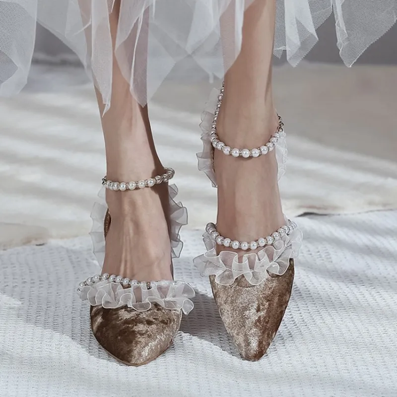 

Женские вельветовые туфли Ochanmeb, туфли-лодочки большого размера 44, 45, на каблуке с рюшами и ремешком с жемчугом, с белой отделкой для вечерино...