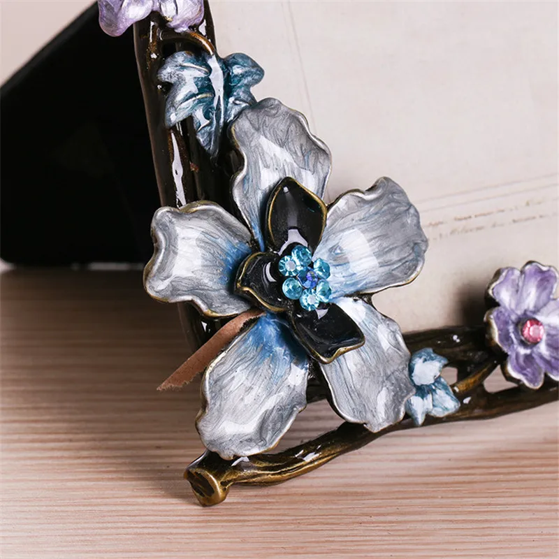 Фоторамка в стиле ретро с искусственными бриллиантами рельефная эмалированная