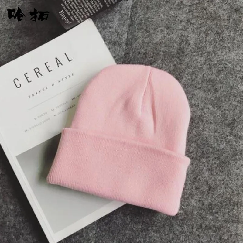 Однотонная шапка унисекс осенне зимняя мягкая теплая вязаная из смешанной