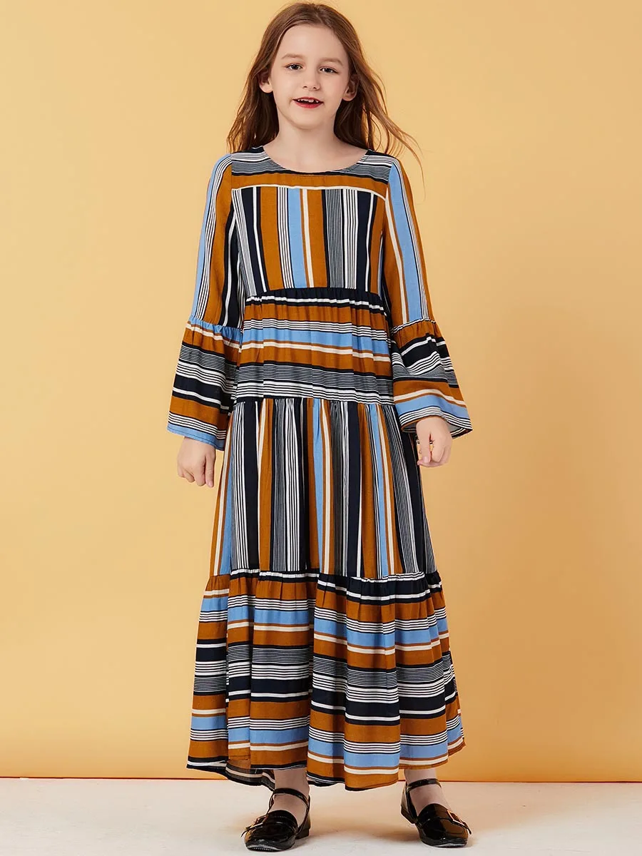 Детское мусульманское платье милое детское в полоску с расклешенными рукавами