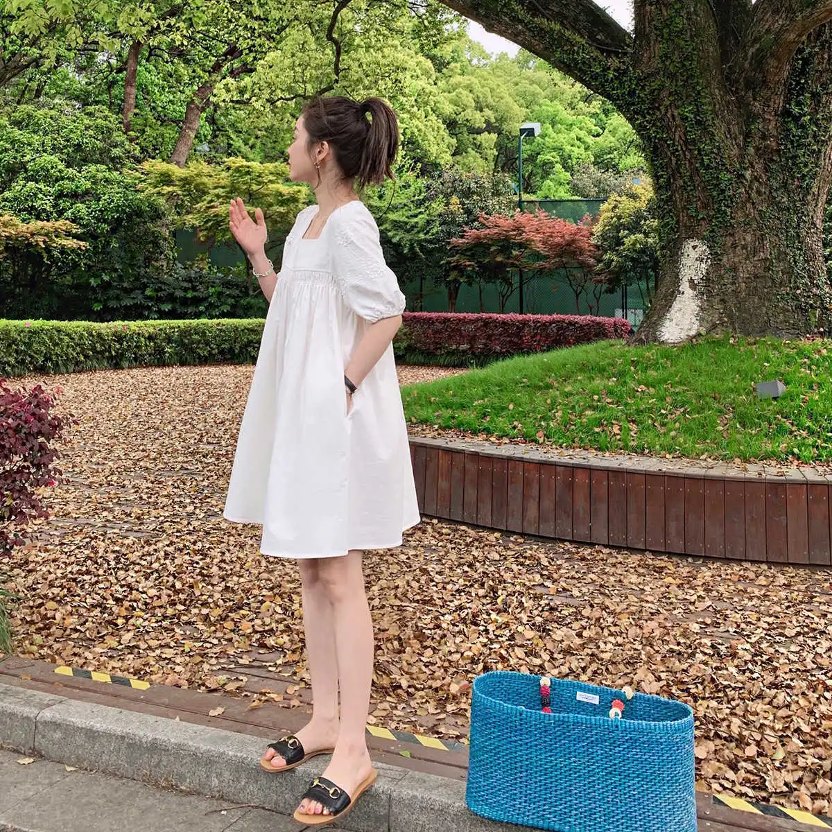 

White dress female 2021 summer new fashion French embroidery slim square neck short sleeve Baby Dress