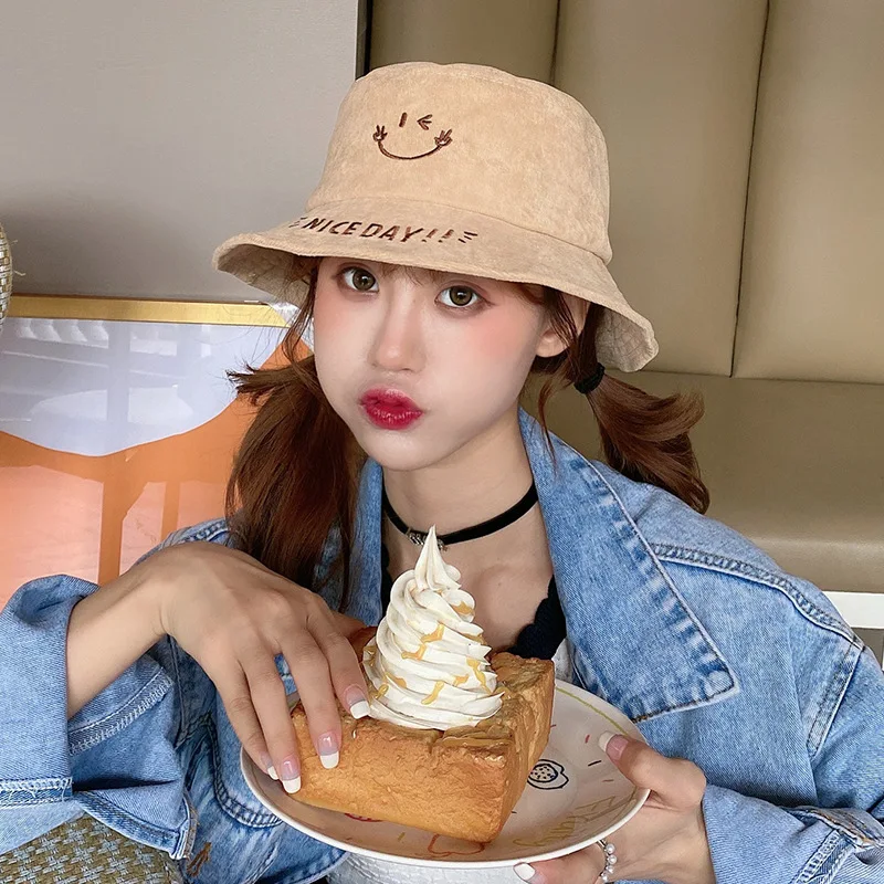 Осенне-зимняя женская шапка со смайликом с вышивкой в рыбацком стиле