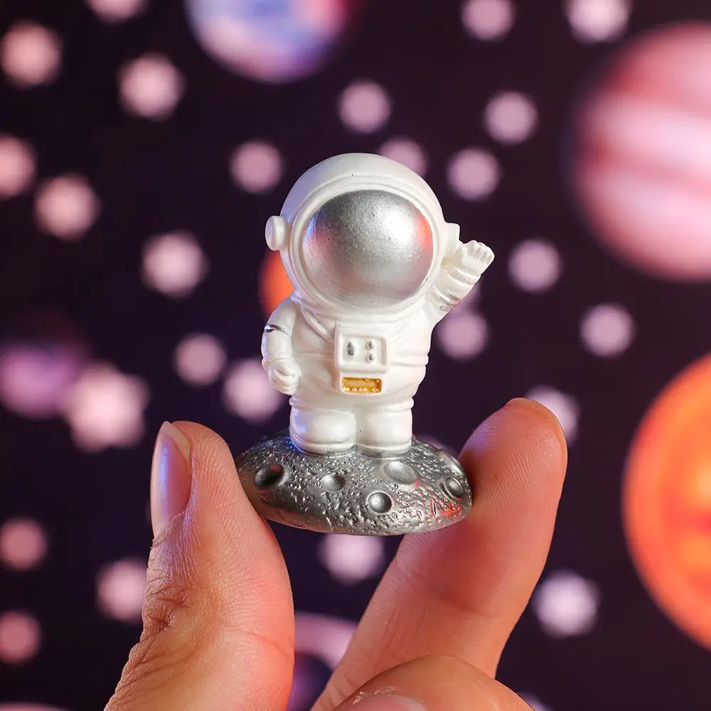 

Resin Spaceman Sculpture Statue Model Space Astronaut Ornaments Modern Home Bookcase Desktop Decoration Creative Birthday Gift