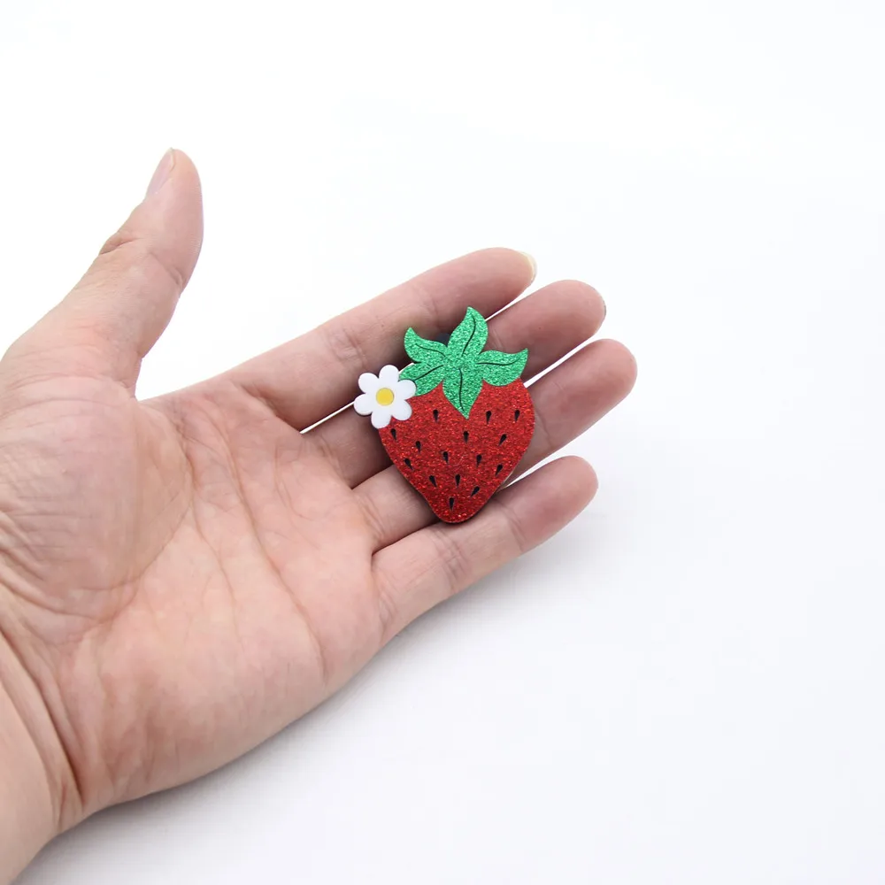 

Lovely Sweet Strawberry Acrylic Brooches For Women Kids Fashion Fruit Green Red Glitter Brooch Pins Badges Charm Jewelry Broches