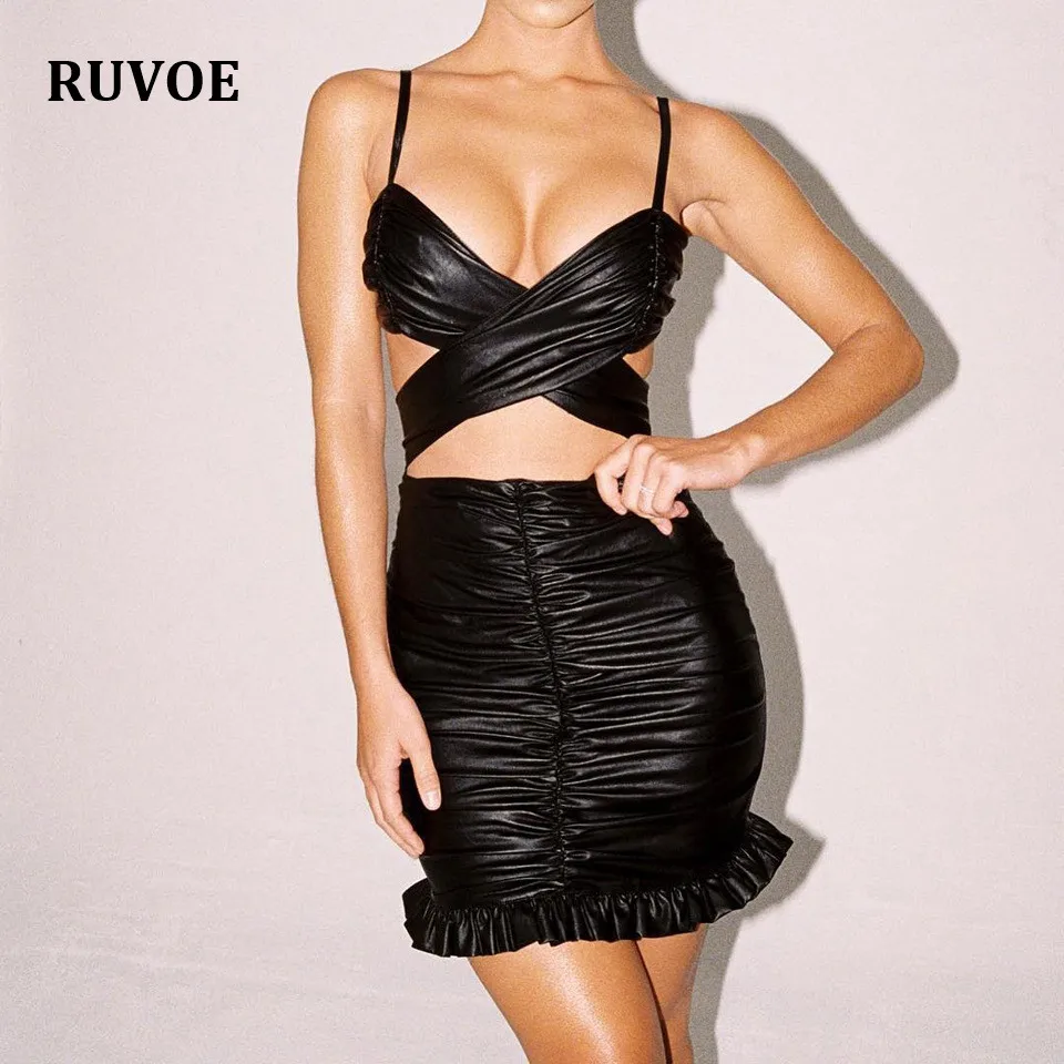 

Платье-мини из искусственной кожи с V-образным вырезом и открытой спиной