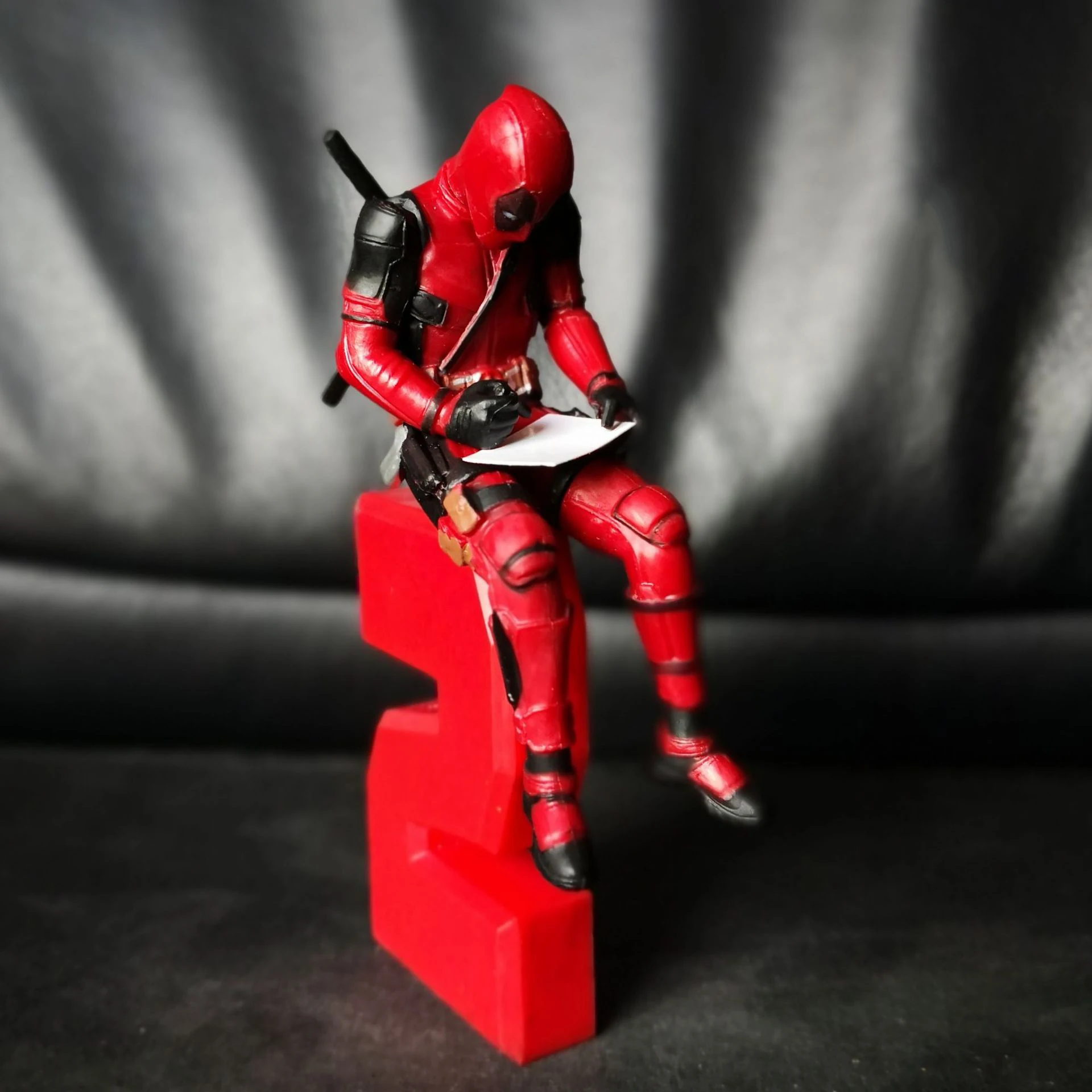 Автомобили украшения личность Deadpool кукла украшение автомобиля центральной консоли украшения компьютер компаньон кукла авто аксессуары