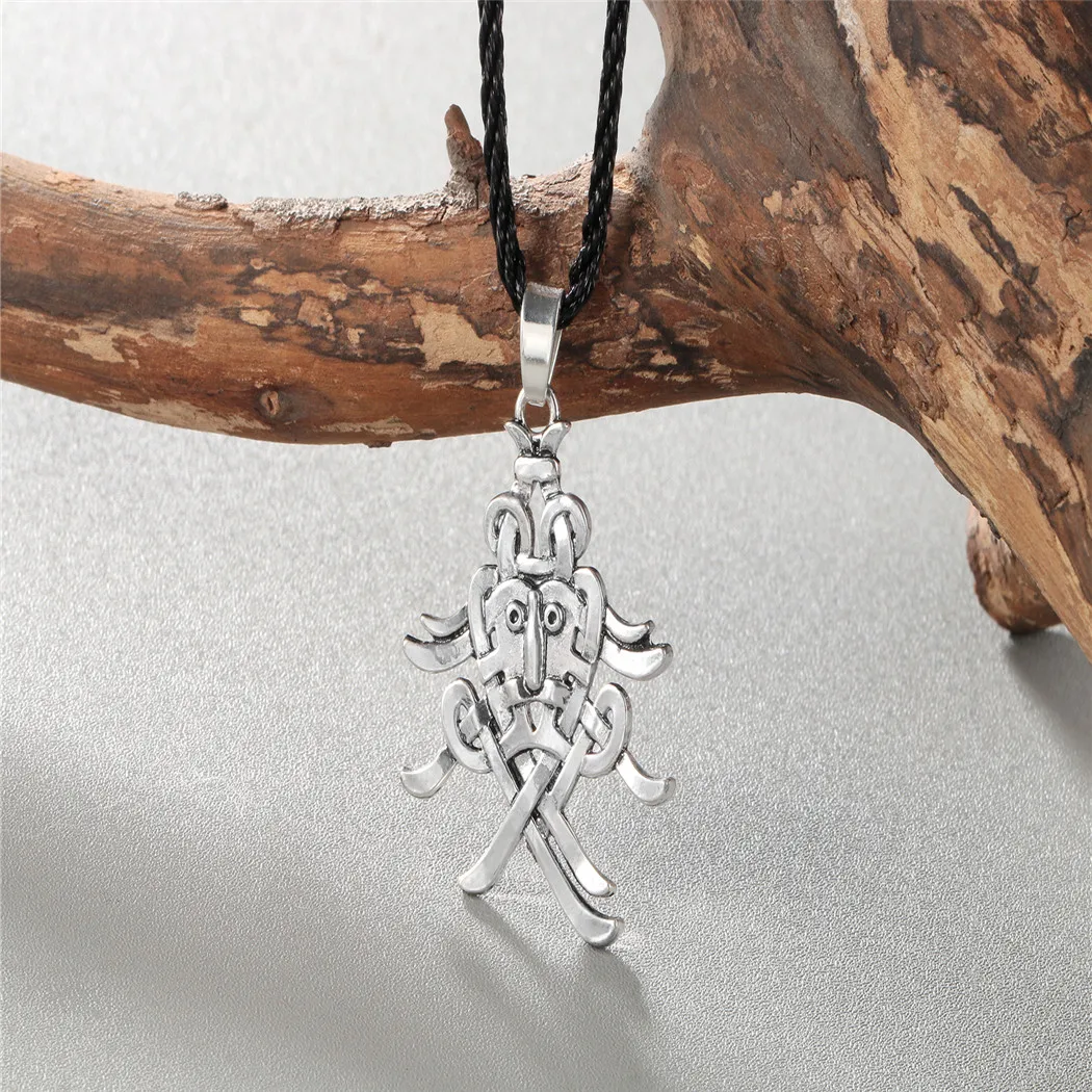 Оригинальное женское колье QIAMNI с подвеской-символом в виде маски яркое