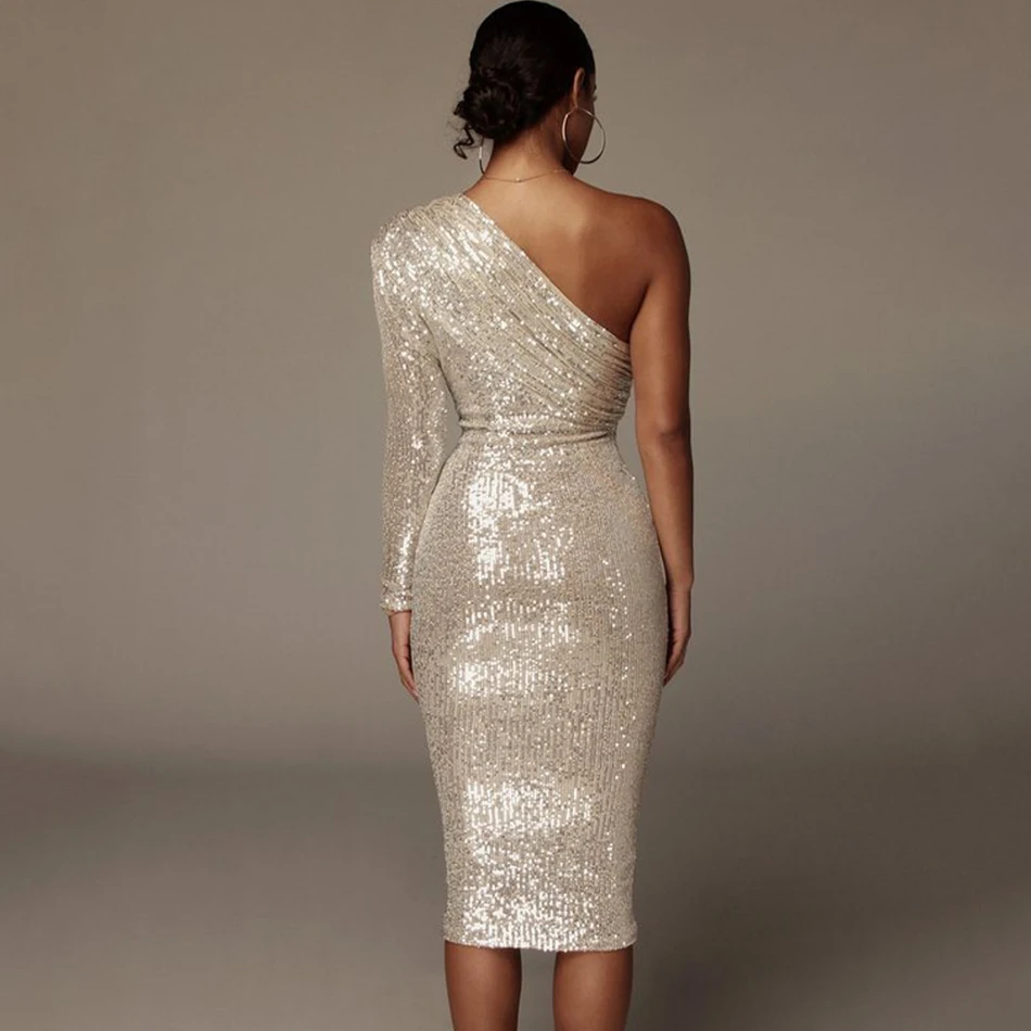 Женское платье с блестками облегающее средней длины на одно плечо и длинным