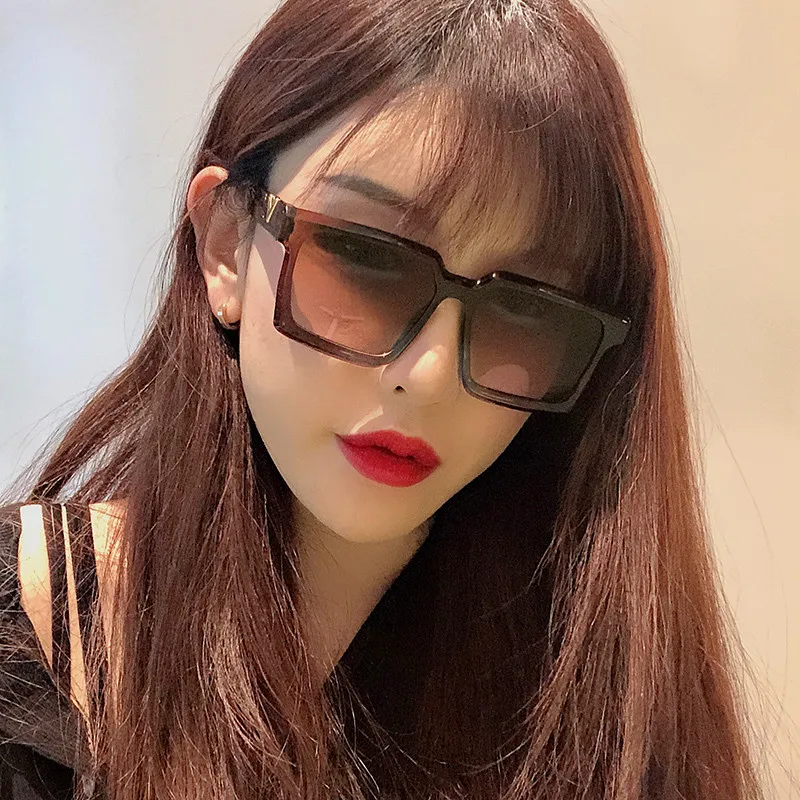 

Square Elegant Fishing Sunglasses Women Luxury Brand Designer Oversized Italy Sun Glasses Female Ladies Rivet V Shades Eyewear