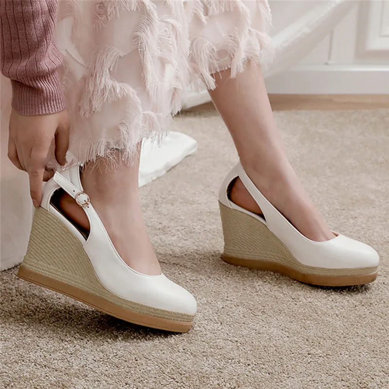 Женские босоножки в ретро стиле на танкетке с острым носком и пряжкой сандалии