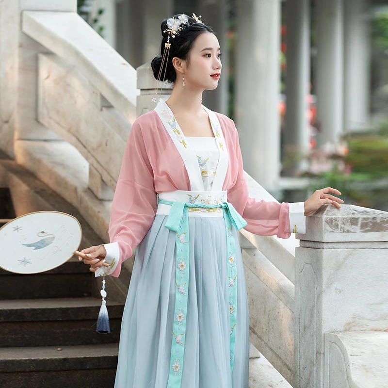 Национальный традиционный танцевальный костюм династии Тан с древней вышивкой