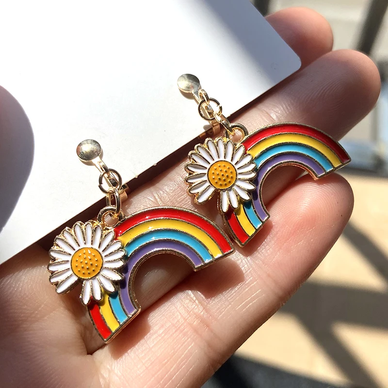 Серьги клипсы с маргариткой без пирсинга радужные отверстий минималистичные