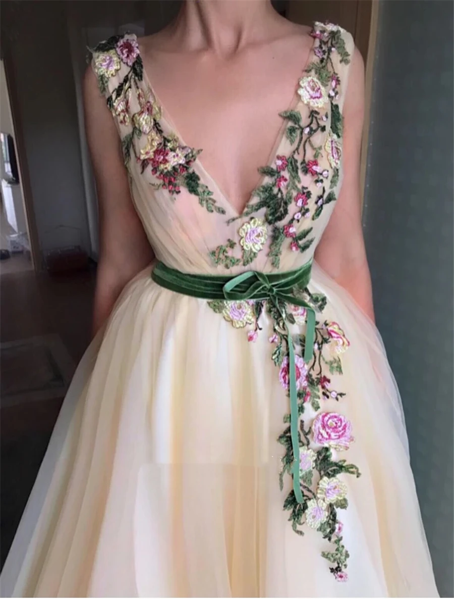 Sexy Ladies V-neck Tulle A-line Prom Dress with Green Lace Applique Evening Dress with Sash robe de 