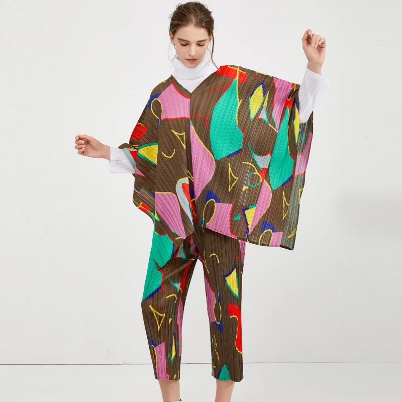 

Miyake Pleated Creative Painting Printing Fashion Suit V-neck Cape + Women's 9-point Straight Pants Trousers Suit