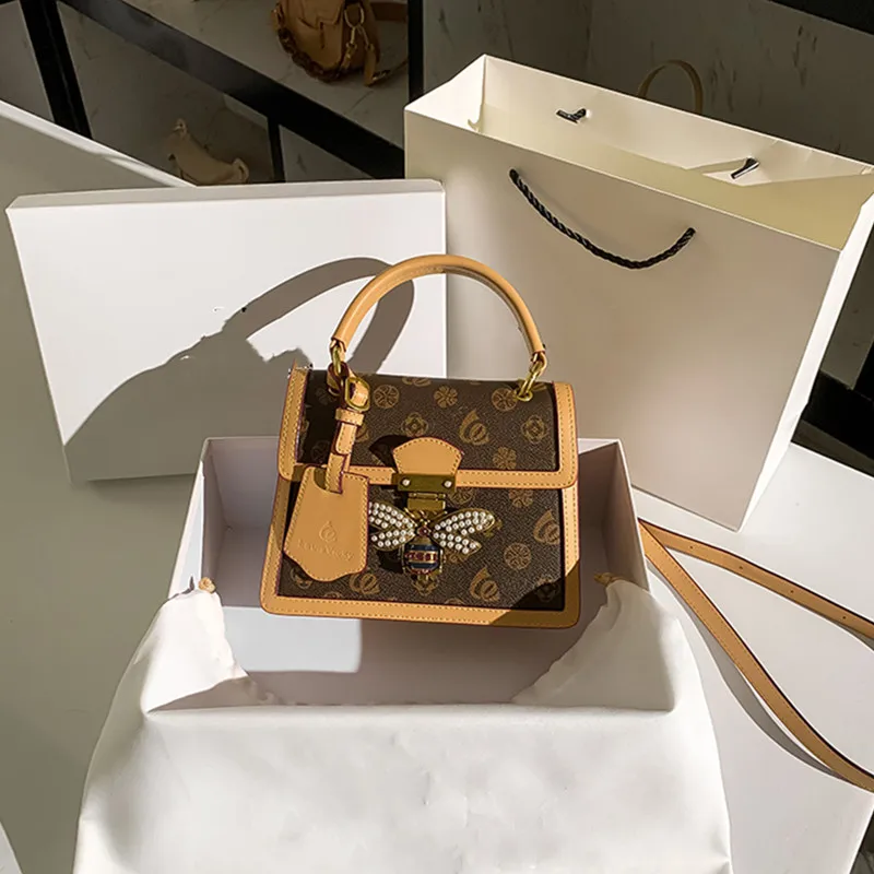 

Новинка 2021, кожаная женская сумка-мессенджер на плечо в стиле ретро, портативная маленькая квадратная сумка, роскошные сумки, женские сумки,...