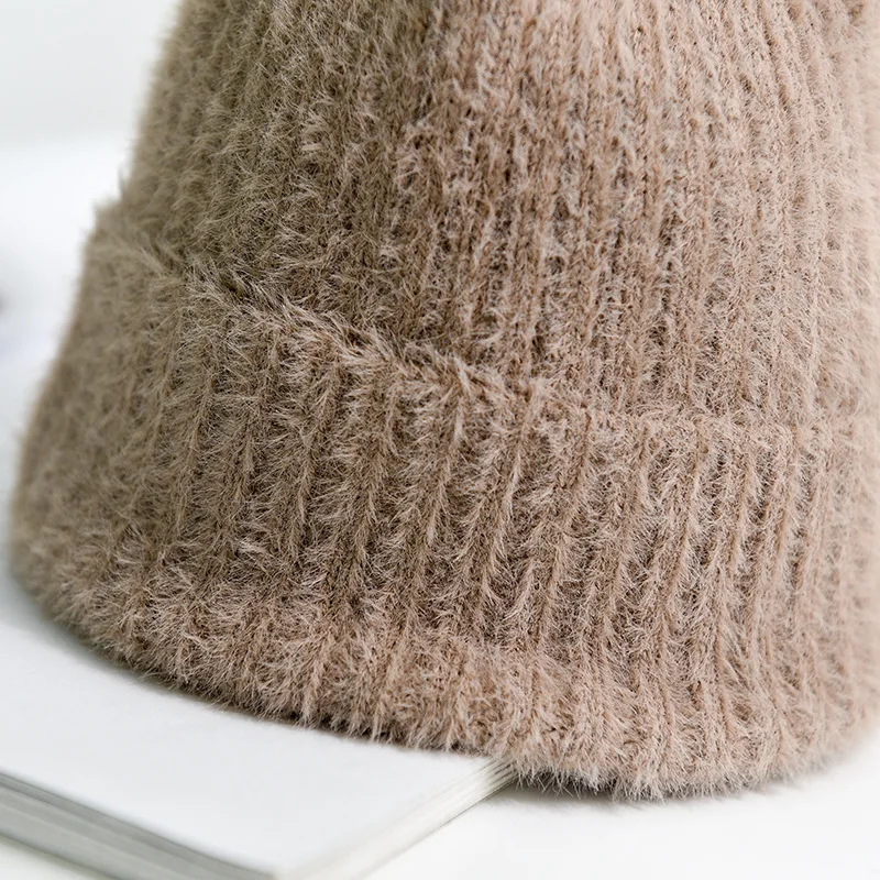 Женская вязаная шапка с помпоном теплая однотонная искусственным ворсом и для