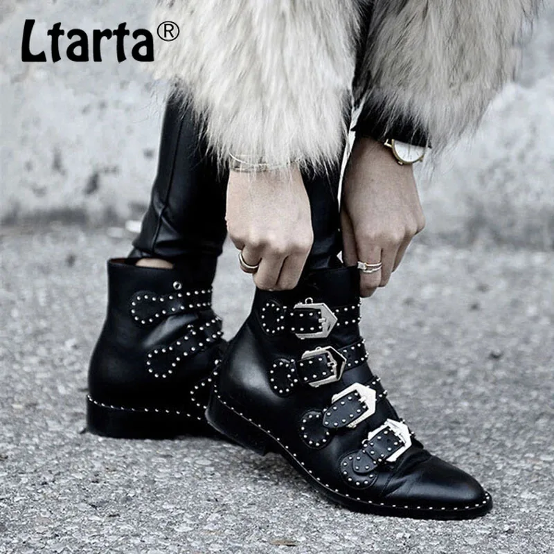 LTARTA/черные кожаные ботильоны с шипами Женские ботинки на низком каблуке пряжкой