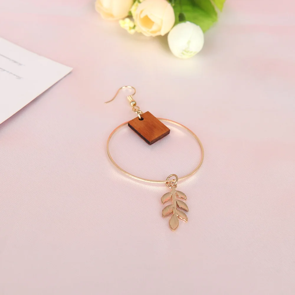 Женские серьги-подвески в форме листьев золотистого цвета геометрические