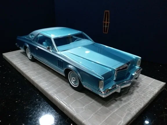 

AMC 1:18 Lincoln Continental Mark V Diamond Jubilee Edition Collector Edition Metal Diecast Model Race Car Kids Toys