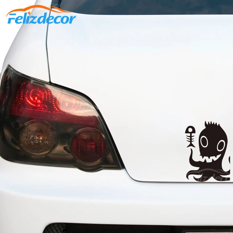 Счастливый осьминог удерживающий рыбьи кости высечка Виниловая наклейка для
