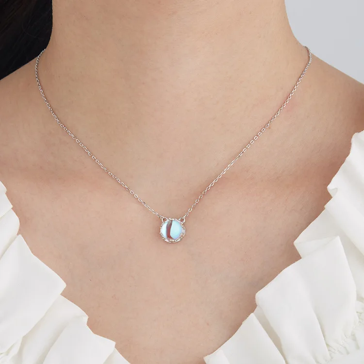 

Undefined Simple Design Blue Crystal Gemstone Necklace For Women Creative Druzy Necklace Shiny Elegant Luxury Jewelry Designers