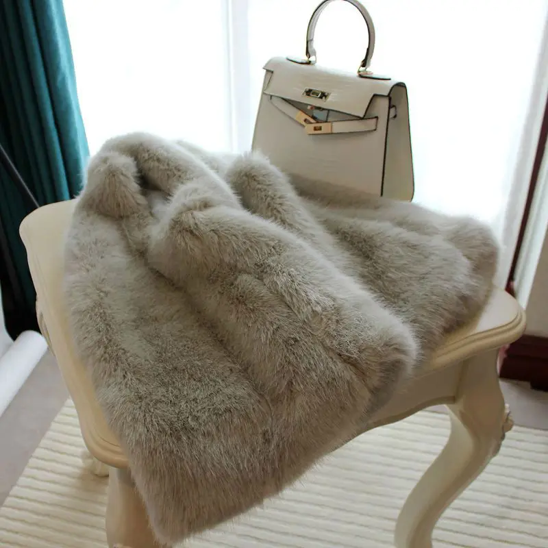 Женская жилетка из искусственного меха элегантная серая безрукавка с V-образным